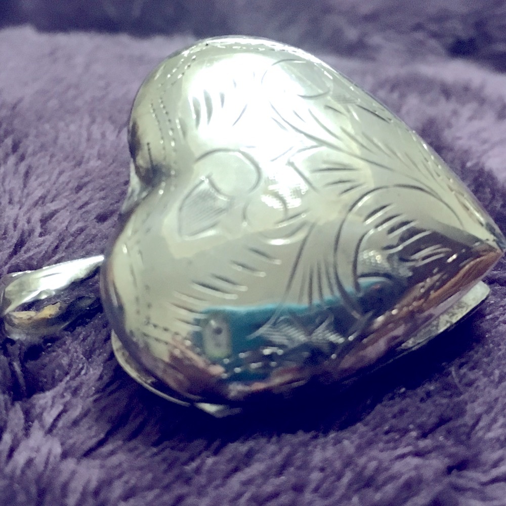 Silver heart 9.25 Locket